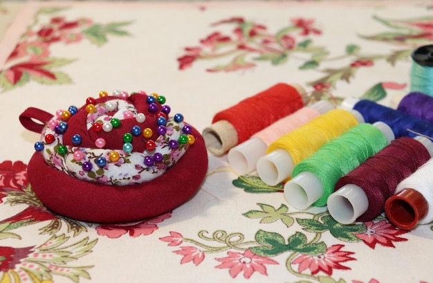 haftowane motywy na tkaninie